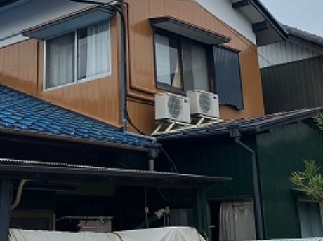 庇に乗ったエアコンの室外機